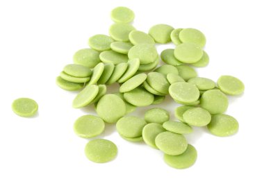 beyaz izole kireç çikolata parçaları