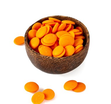 pembe çikolata parçaları beyaz izole