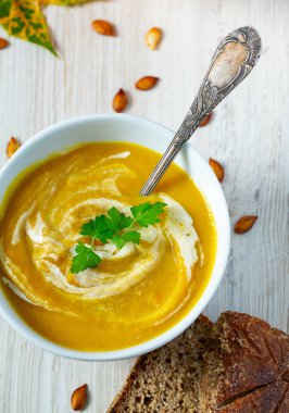 Tahta yüzeyde kabak çorbası