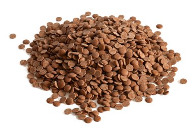 çikolata parçaları üzerinde beyaz izole