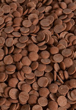 çikolata parçaları üzerinde beyaz izole