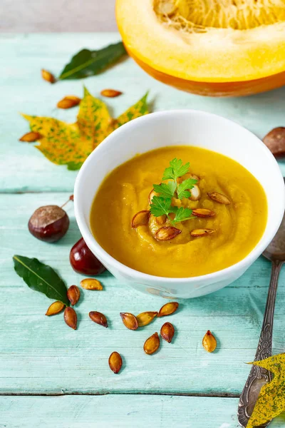 Kürbissuppe auf hölzerner Oberfläche — Stockfoto