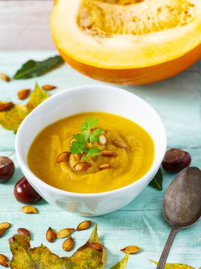 Tahta yüzeyde kabak çorbası