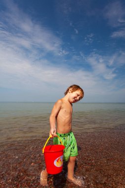 plajda oynayan çocuklar
