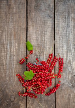 Ahşap yüzeyde kırmızı frenk üzümü