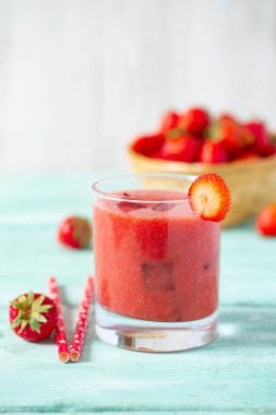 ahşap yüzey üzerinde çilek güler yüzlü