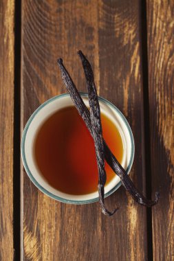 Tahta yüzeyde vanilya özü