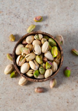 Granit yüzeyinde fıstık fındık