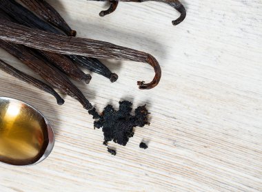 Tahta yüzeyde vanilya özü