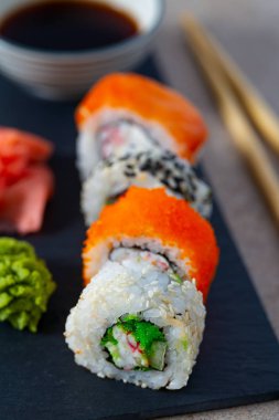 siyah taş plaka üzerinde suşi rulo