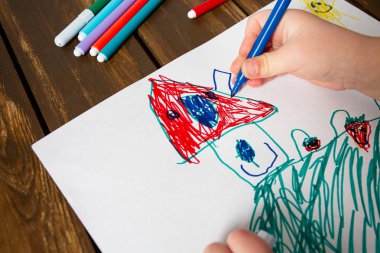 ahşap masa üzerinde çizim çocuk