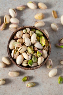 Granit yüzeyinde fıstık fındık