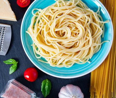 Tahta yüzeyde spagetti bolonez.