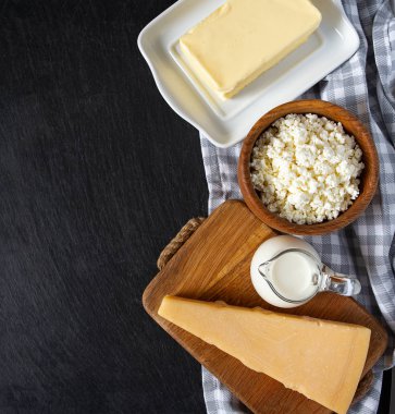 siyah yüzey üzerinde süt ürünleri