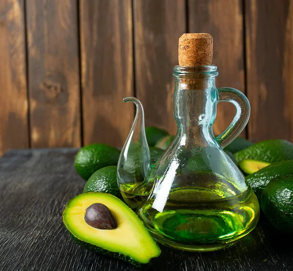 Avocado olie op houten oppervlak — Stockfoto