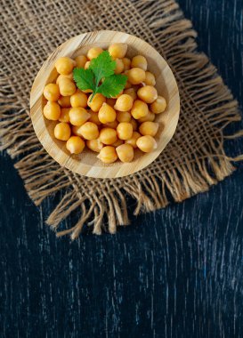 ahşap yüzeyde nohut