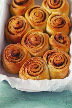 ahşap yüzeyde tarçın rulo