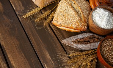 Tahta yüzeyde taze ekmek