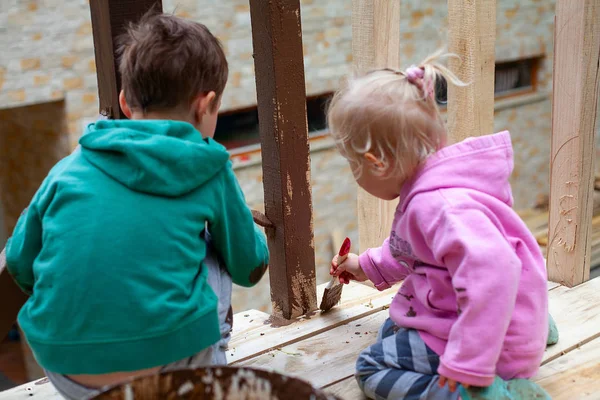 Aranyos testvérek festészet házuk egy fán — Stock Fotó