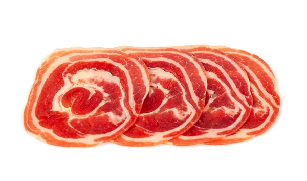 Close up de bacon pancetta italiano isolado — Fotografia de Stock