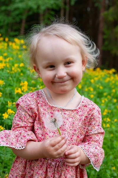 Linda niña en un vestido de flores —  Fotos de Stock