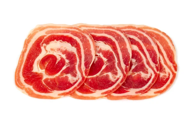 Close up van Italiaanse pancetta spek geïsoleerd — Stockfoto