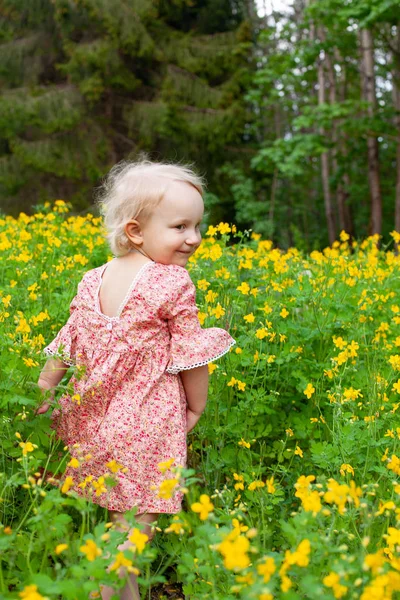 Menina bonito em um vestido de flor — Fotografia de Stock