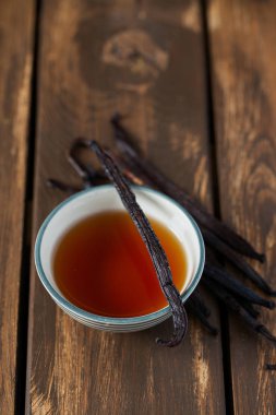 Tahta yüzeyde vanilya özü