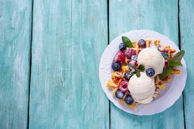 Dondurma ve böğürtlenli Belçika waffleları