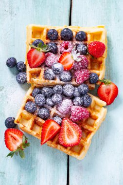 turkuaz yüzeyde çilek ile belçika waffle
