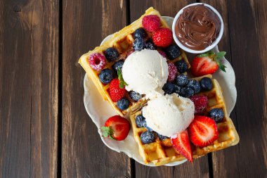 çilek ve dondurma ile tatlı belçika waffle