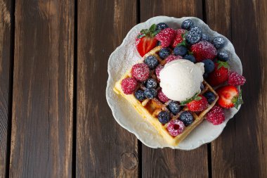 Dondurma ve böğürtlenli Belçika waffleları