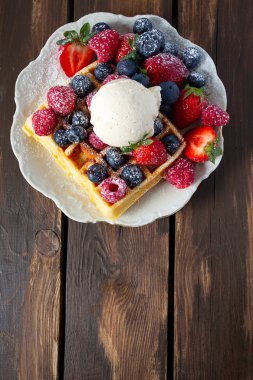 Dondurma ve böğürtlenli Belçika waffleları