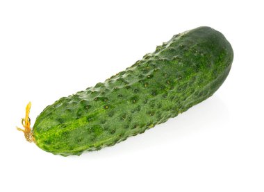 Beyaz arka planda izole edilmiş taze salatalıklar.