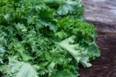 ahşap yüzeyde taze lahana 