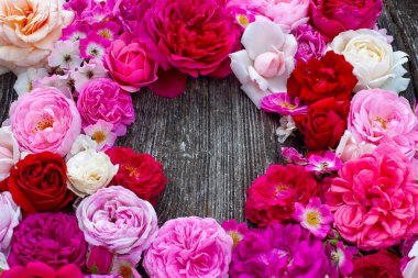 ahşap yüzeyüzerinde güzel gül çerçeve