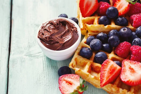 Wafel belgian manis dengan buah beri dan krim coklat — Stok Foto