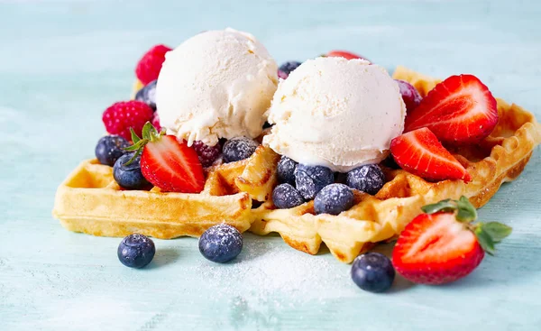 Waffles belgas doces com bagas e sorvete — Fotografia de Stock