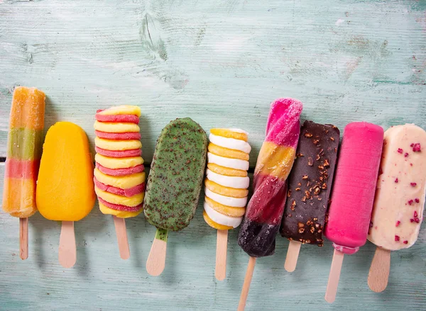 turkuaz ahşap yüzeyde dondurma