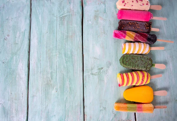 turkuaz ahşap yüzeyde dondurma