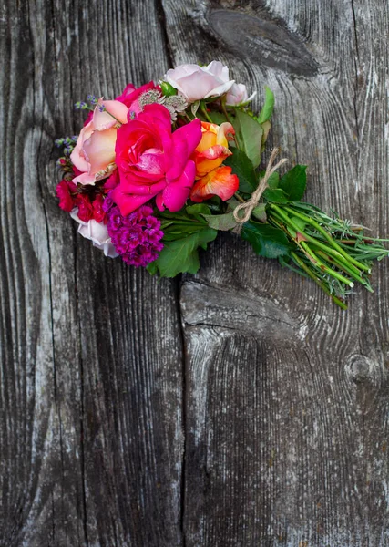 Boquet de rosas sobre superficie de madera vieja — Foto de Stock
