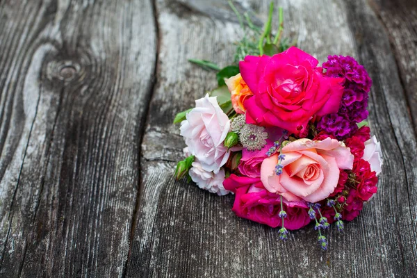 Boquet de rosas sobre superficie de madera vieja — Foto de Stock