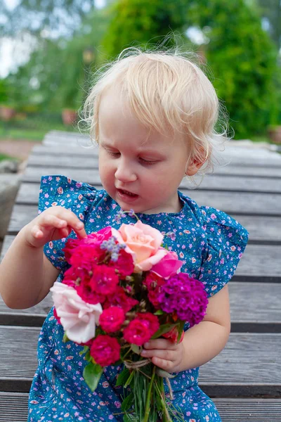 Милая блондинка держит букет цветов — стоковое фото