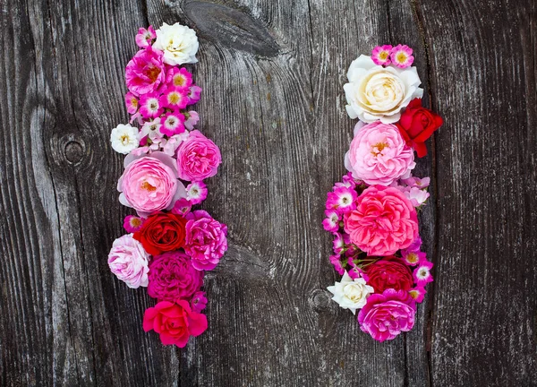 Roze, rood, violet en witte rozen op houten oppervlak — Stockfoto