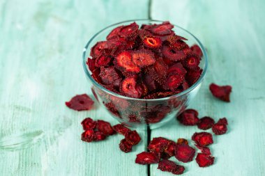 ahşap yüzeyüzerinde kurutulmuş dilimlenmiş çilek