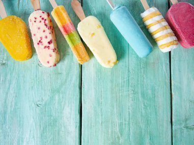 turkuaz bir yüzeyüzerinde dondurma çeşitli 