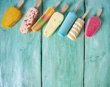 turkuaz bir yüzeyüzerinde dondurma çeşitli 