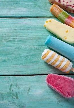 turkuaz bir yüzeyüzerinde dondurma çeşitli 