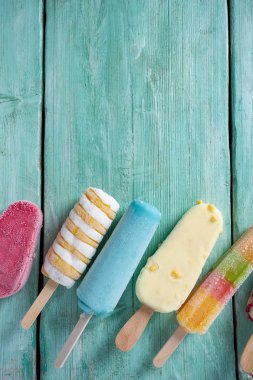 turkuaz bir yüzeyüzerinde dondurma çeşitli 