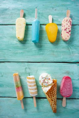 turkuaz bir yüzeyüzerinde dondurma çeşitli 